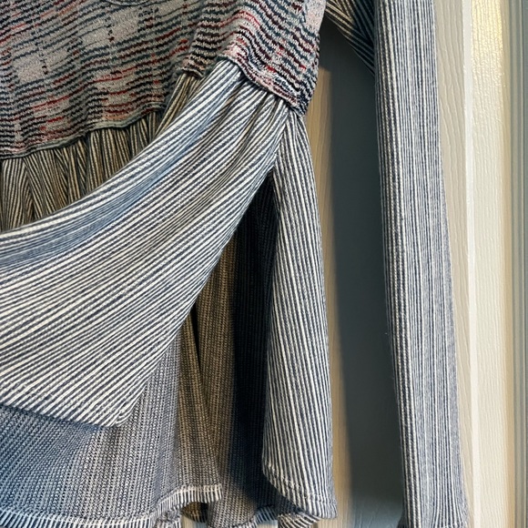 Sugarfox Long-sleeve Scoop Neck Top - Picture 4 of 5